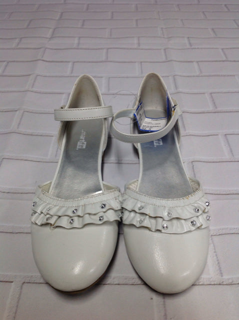 Smart Fit White Shoes – Tomorrow's Child Resale - Main Image