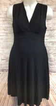 Size Medium Liz Lange Black Solid Dress