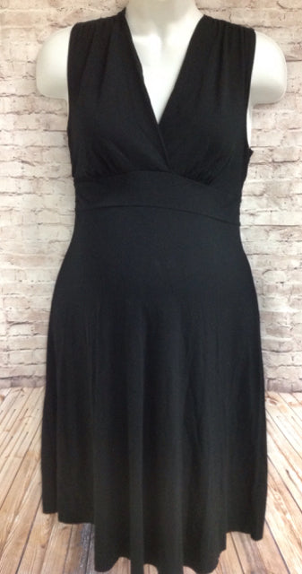 Size Medium Liz Lange Black Solid Dress
