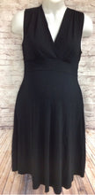 Size Medium Liz Lange Black Solid Dress