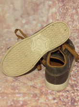 ZOE & ZAC Brown Sneakers Size 5